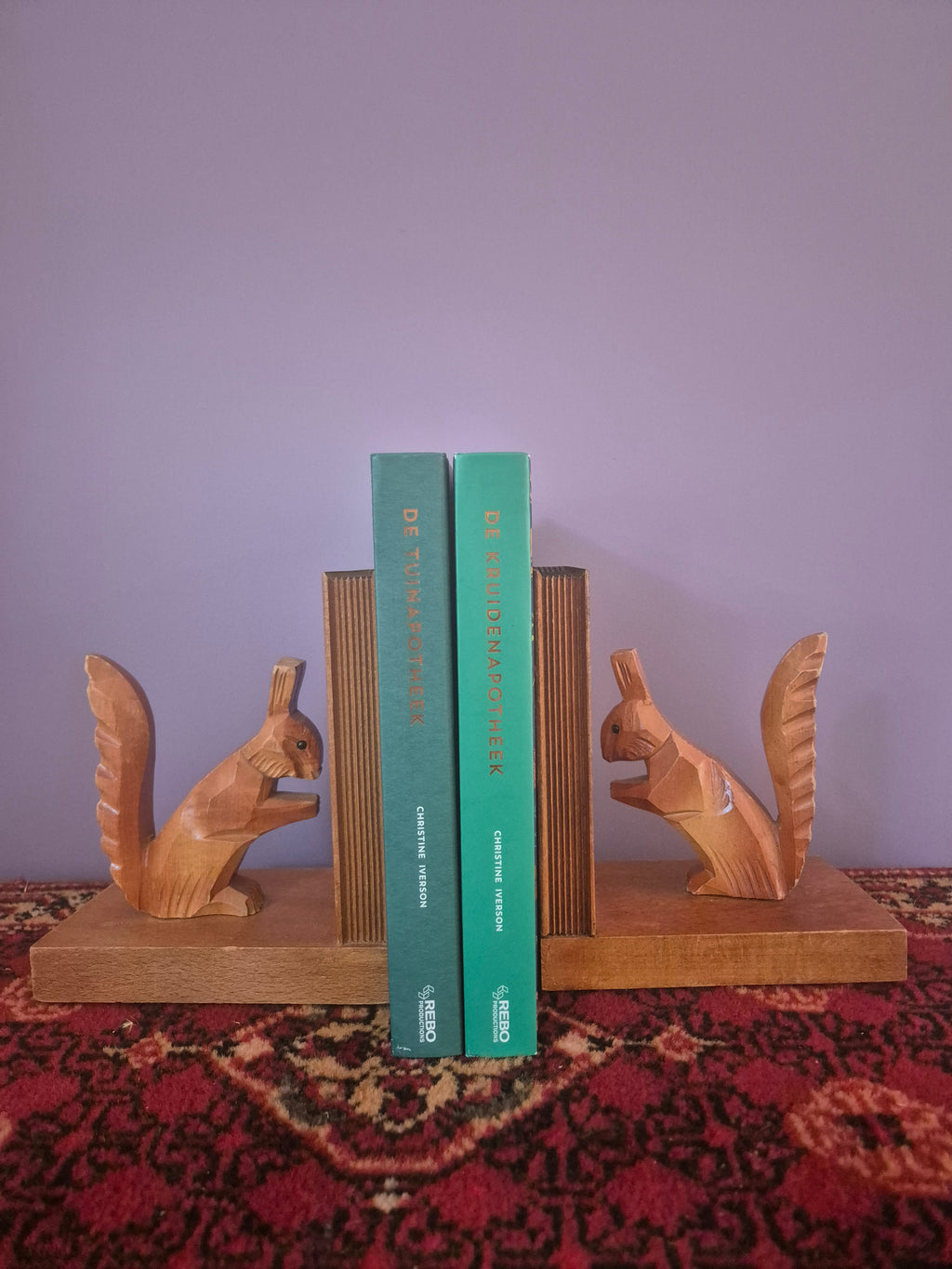 Handgesneden houten eekhoorn boekensteun. Woodland set.