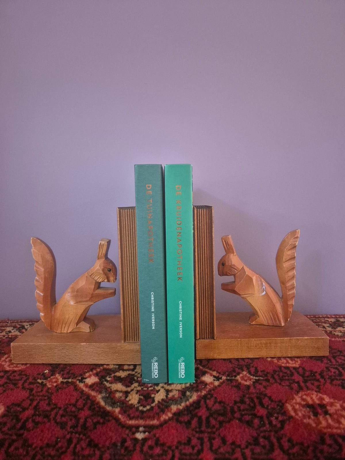 Handgesneden houten eekhoorn boekensteun. Woodland set.