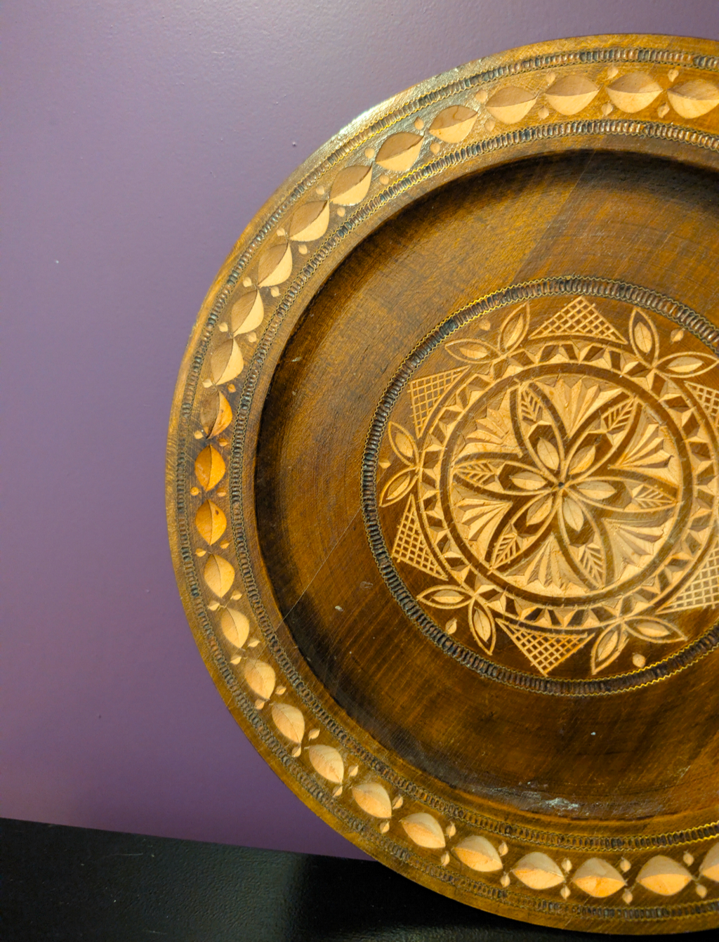 Vintage hand gesneden houten wandbord - geometrisch mandala motief - jaren 70