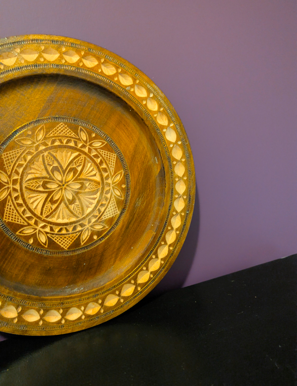 Vintage hand gesneden houten wandbord - geometrisch mandala motief - jaren 70