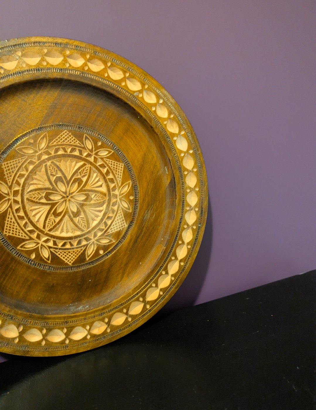 Vintage hand gesneden houten wandbord - geometrisch mandala motief - jaren 70