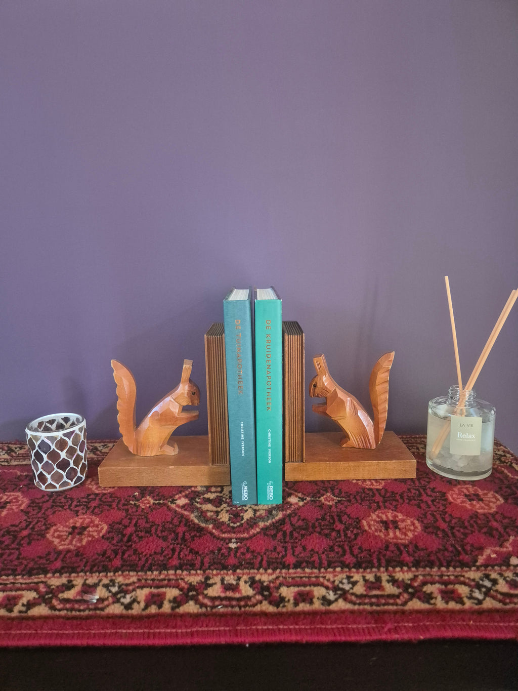 Handgesneden houten eekhoorn boekensteun. Woodland set.