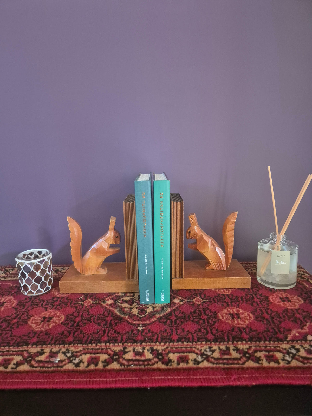 Handgesneden houten eekhoorn boekensteun. Woodland set.