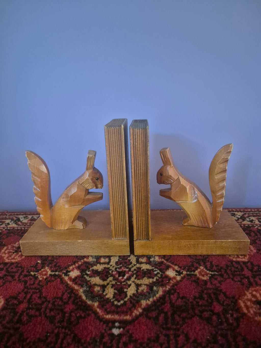 Handgesneden houten eekhoorn boekensteun. Woodland set.