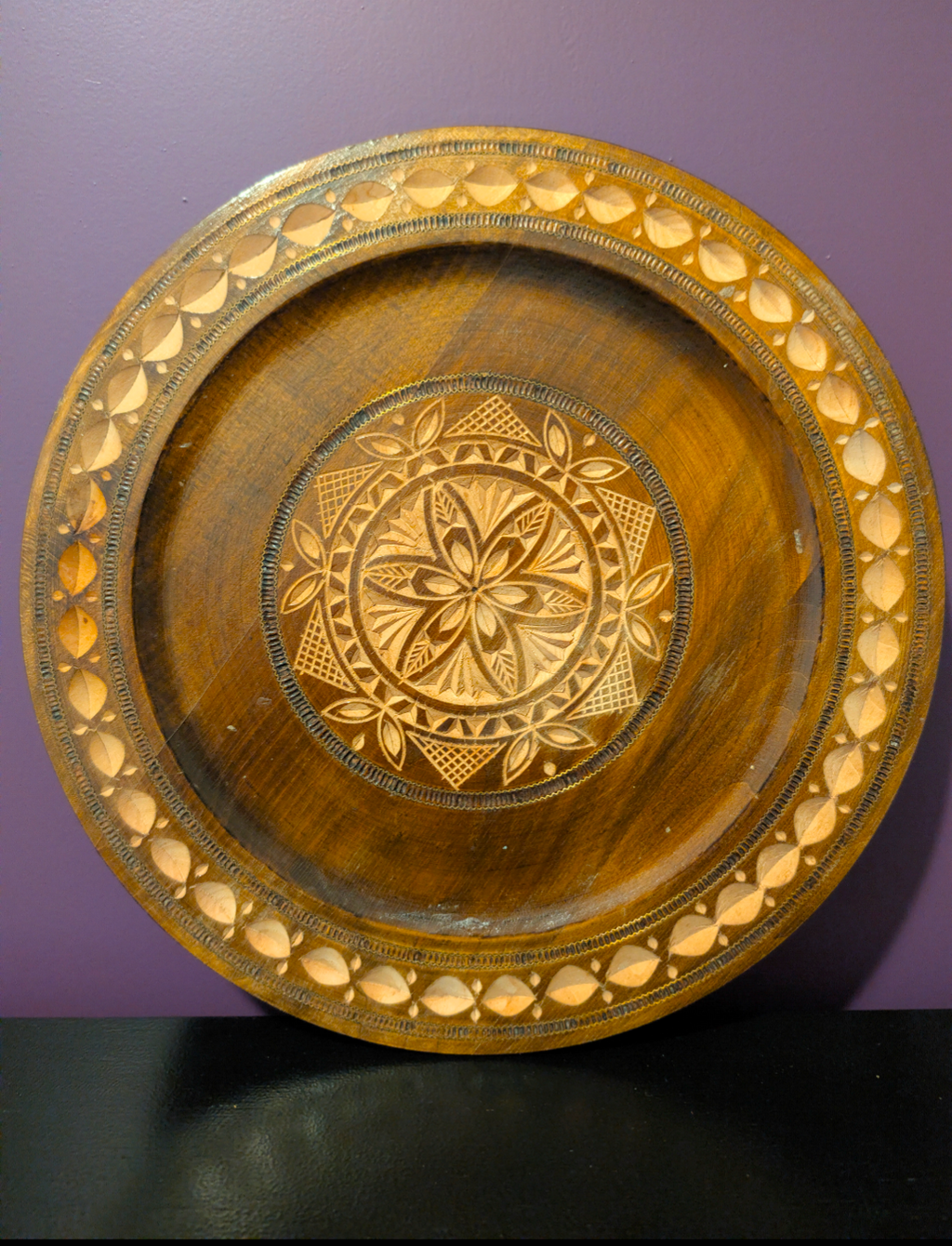 Vintage hand gesneden houten wandbord - geometrisch mandala motief - jaren 70